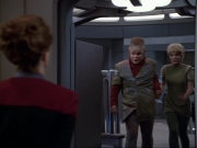 ariane179254_StarTrekVoyager_1x01_1x02-Caretaker_7215.jpg
