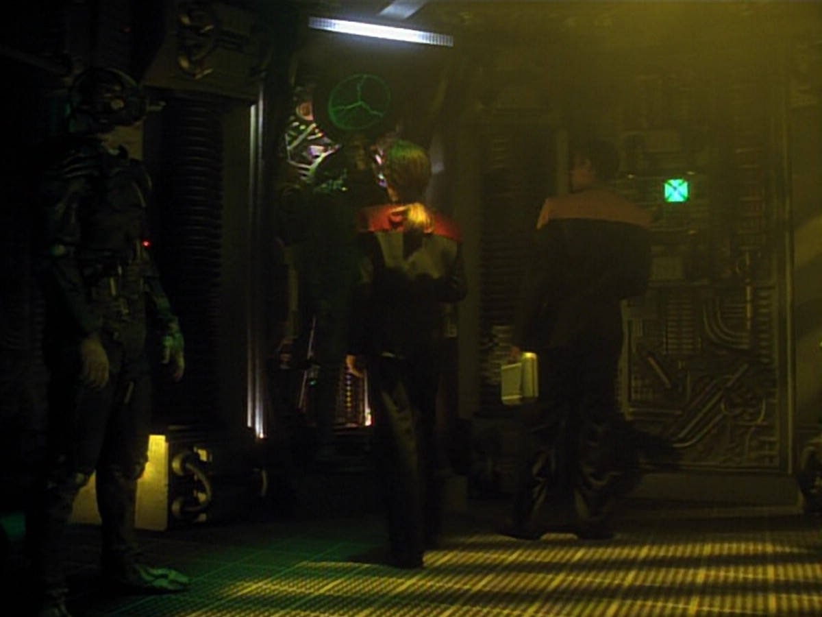 ariane179254_StarTrekVoyager_4x01-ScorpionPart2_0742.jpg