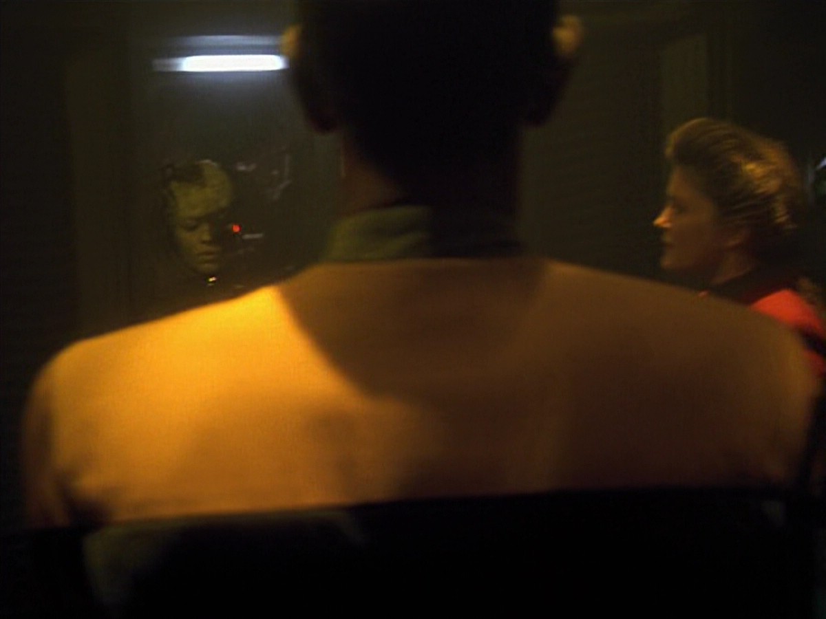 ariane179254_StarTrekVoyager_4x01-ScorpionPart2_0903.jpg