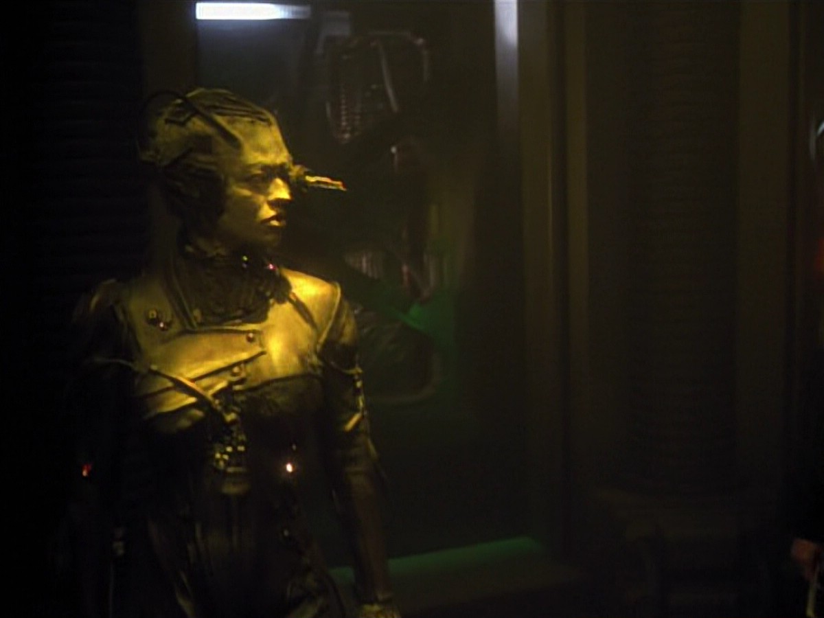 ariane179254_StarTrekVoyager_4x01-ScorpionPart2_0905.jpg