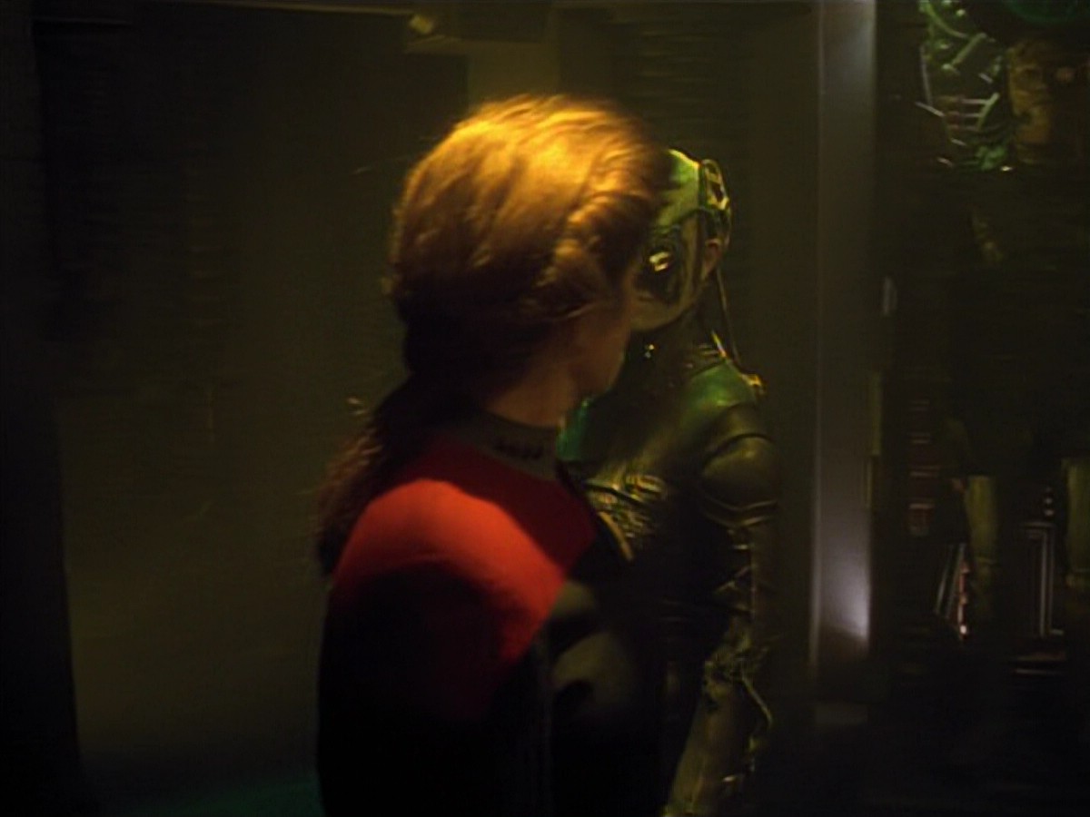 ariane179254_StarTrekVoyager_4x01-ScorpionPart2_0920.jpg