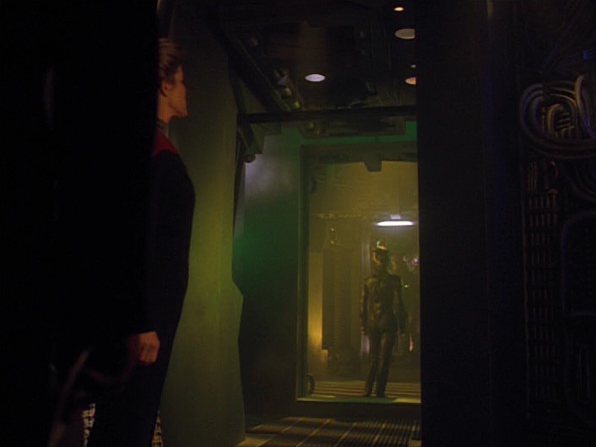 ariane179254_StarTrekVoyager_4x01-ScorpionPart2_1025.jpg