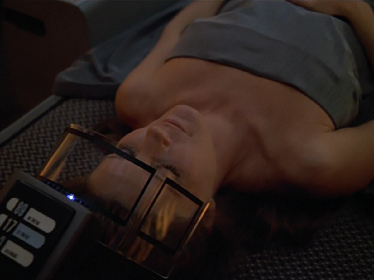 ariane179254_StarTrekVoyager_4x01-ScorpionPart2_2159.jpg