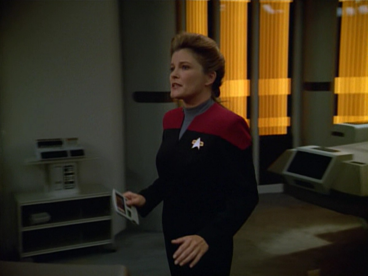 ariane179254_StarTrekVoyager_4x01-ScorpionPart2_2725.jpg