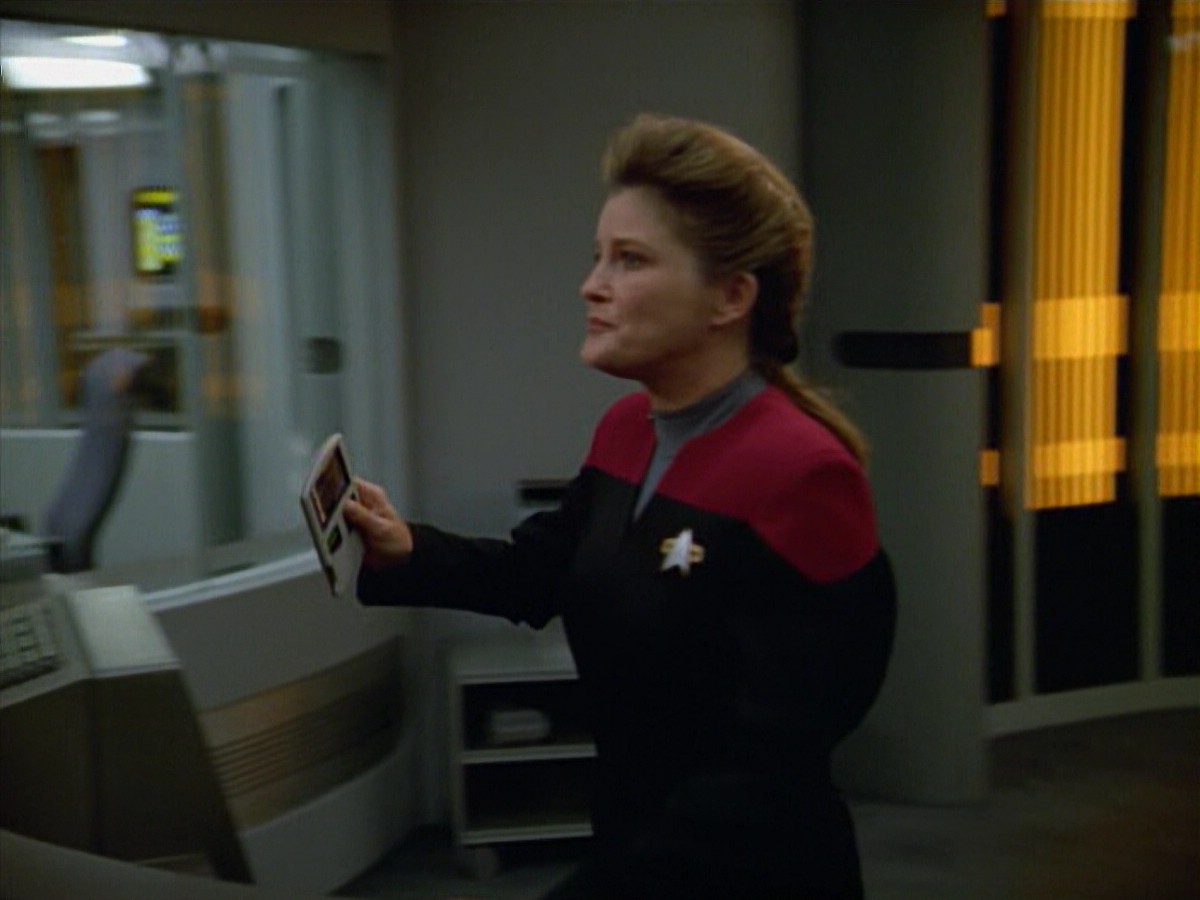 ariane179254_StarTrekVoyager_4x01-ScorpionPart2_2726.jpg