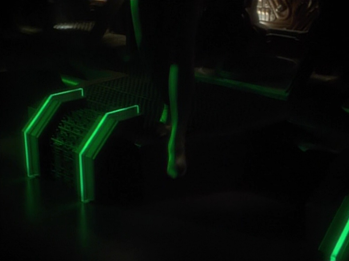 extant_StarTrekVoyager_4x03-DayOfHonor_0034.jpg
