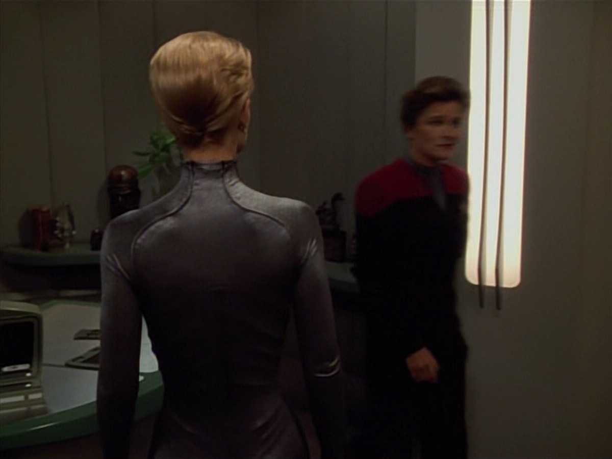 extant_StarTrekVoyager_4x03-DayOfHonor_0696.jpg