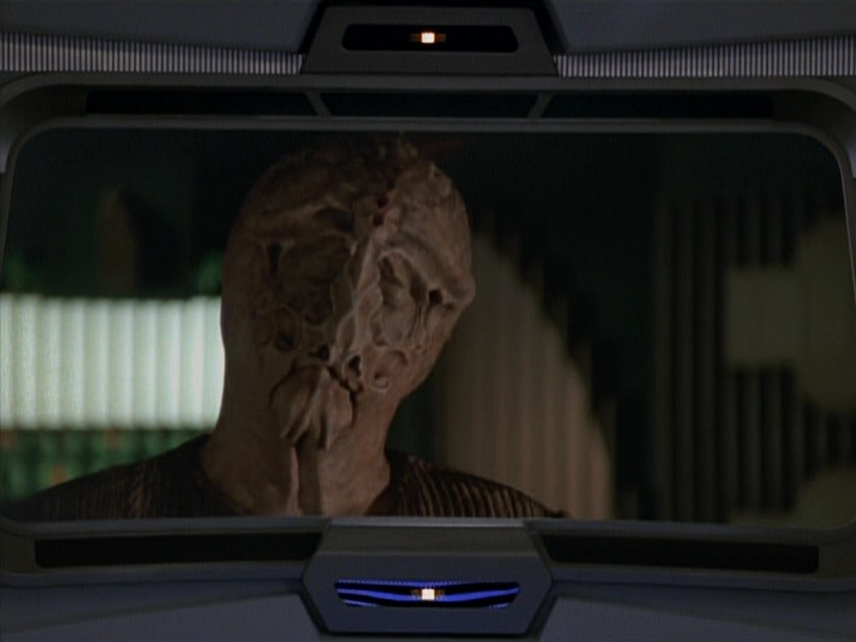 extant_StarTrekVoyager_4x03-DayOfHonor_0883.jpg