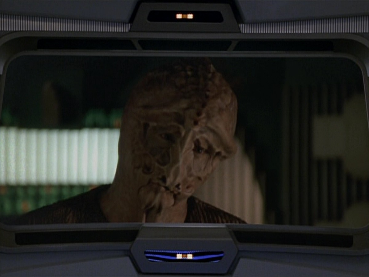extant_StarTrekVoyager_4x03-DayOfHonor_0899.jpg