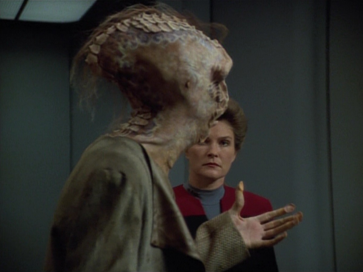 extant_StarTrekVoyager_4x03-DayOfHonor_1940.jpg