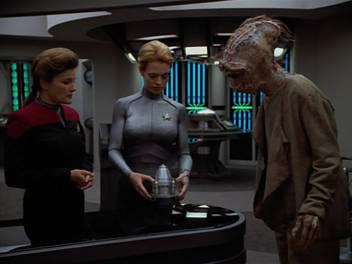 extant_StarTrekVoyager_4x03-DayOfHonor_4462.jpg