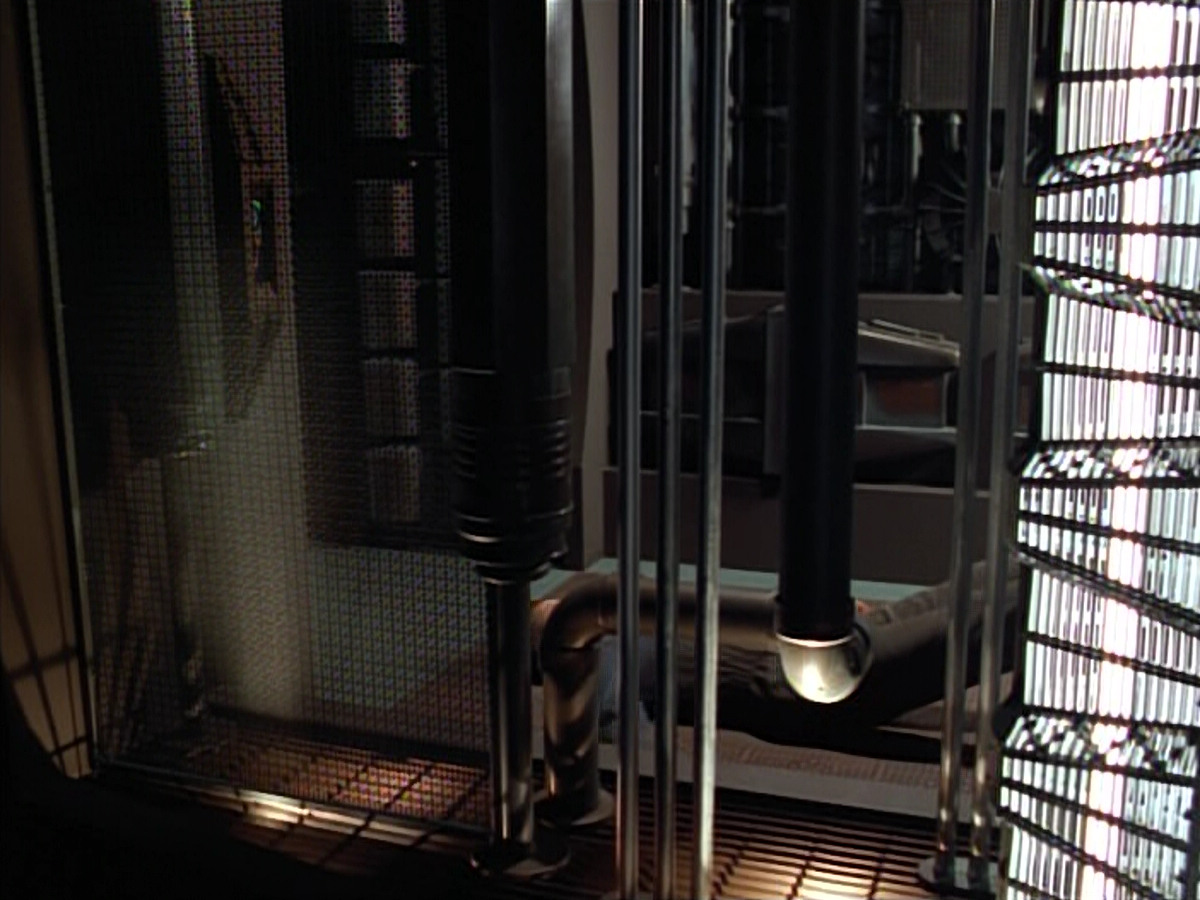 extant_StarTrek_VOY_4x05-Revulsion_00060.jpg