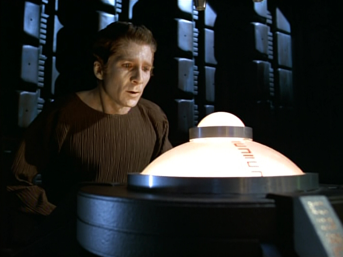 extant_StarTrek_VOY_4x05-Revulsion_00088.jpg