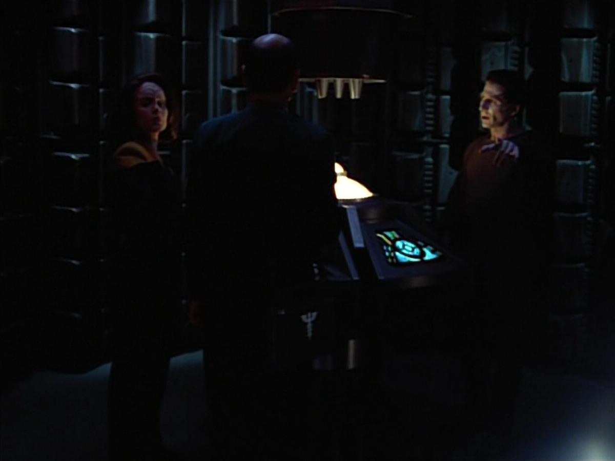 extant_StarTrek_VOY_4x05-Revulsion_01270.jpg