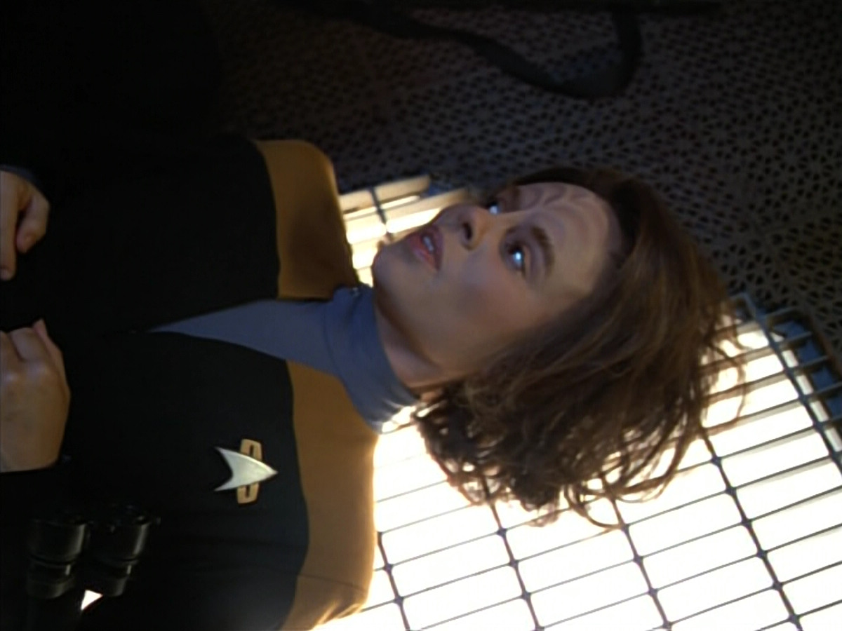 extant_StarTrek_VOY_4x05-Revulsion_03561.jpg