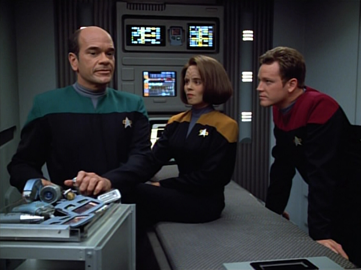 extant_StarTrek_VOY_4x05-Revulsion_04189.jpg
