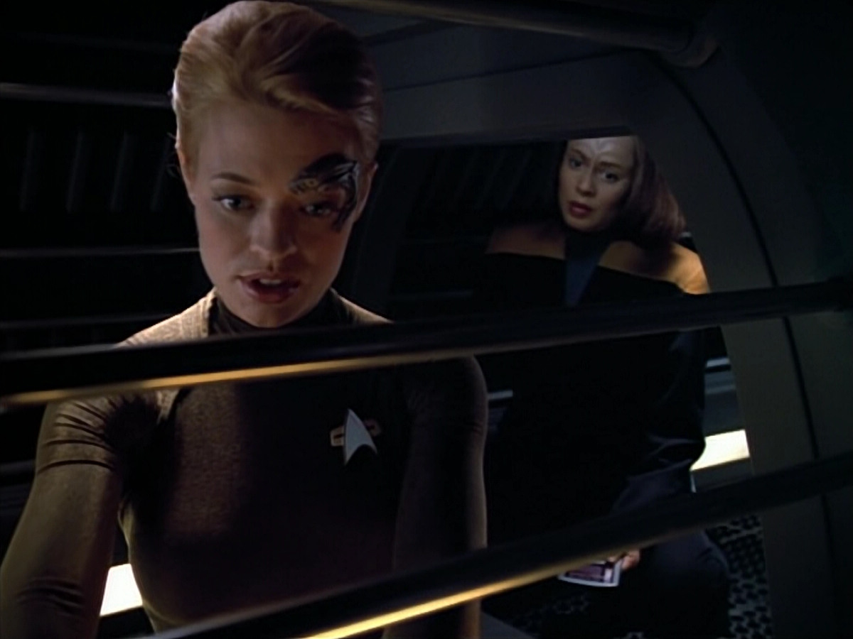extant_StarTrek_VOY_4x07-ScientificMethod_00035.jpg
