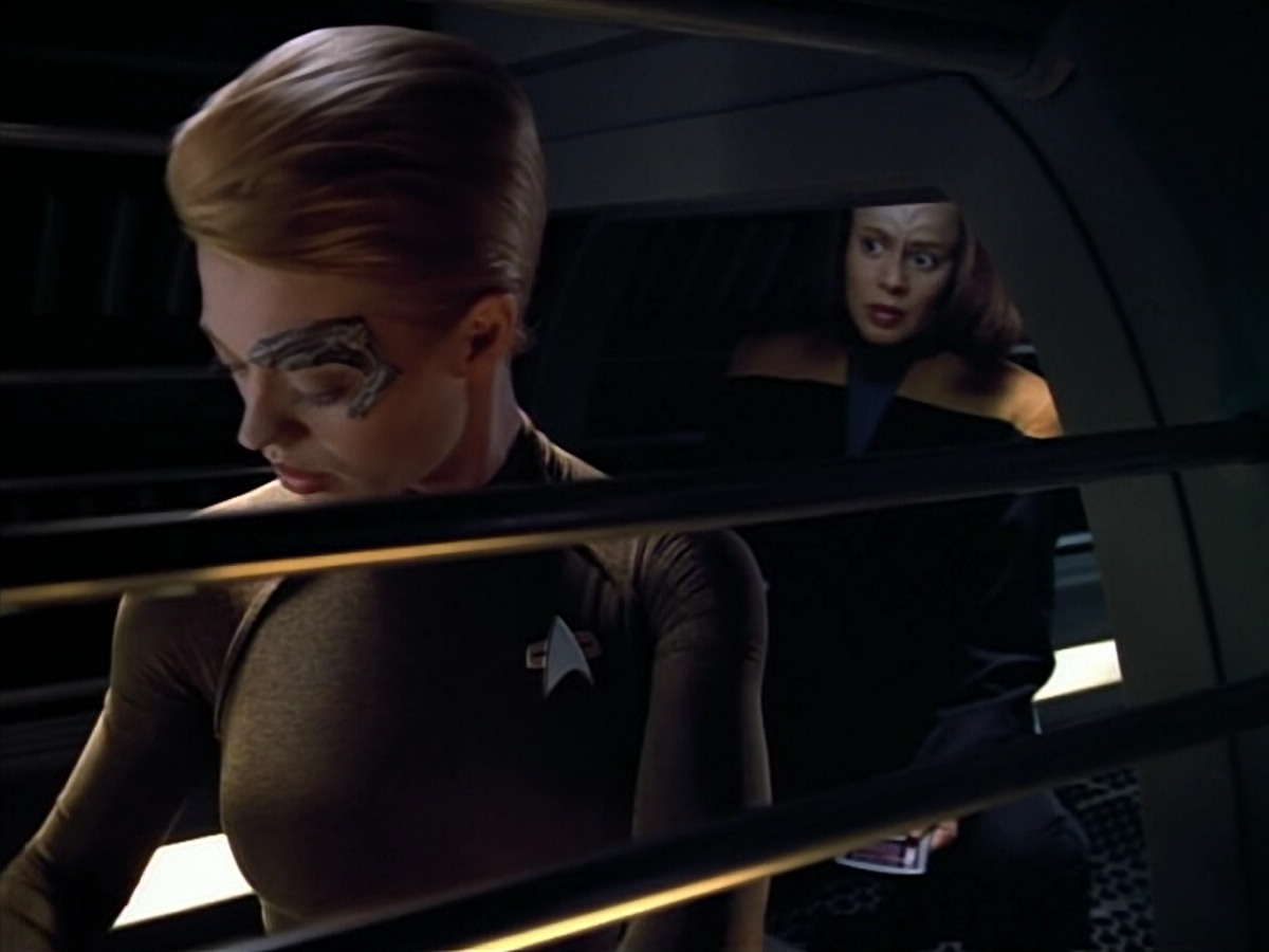extant_StarTrek_VOY_4x07-ScientificMethod_00038.jpg