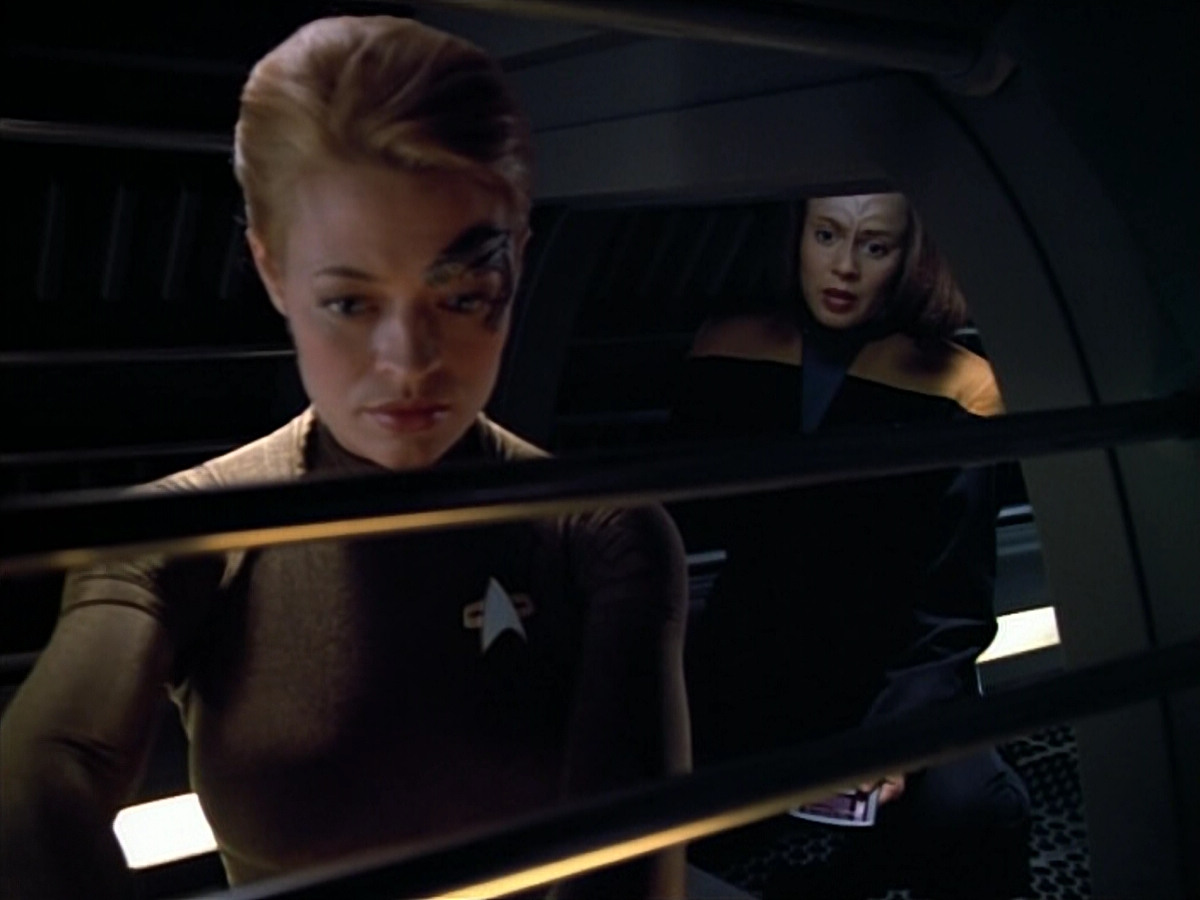 extant_StarTrek_VOY_4x07-ScientificMethod_00040.jpg