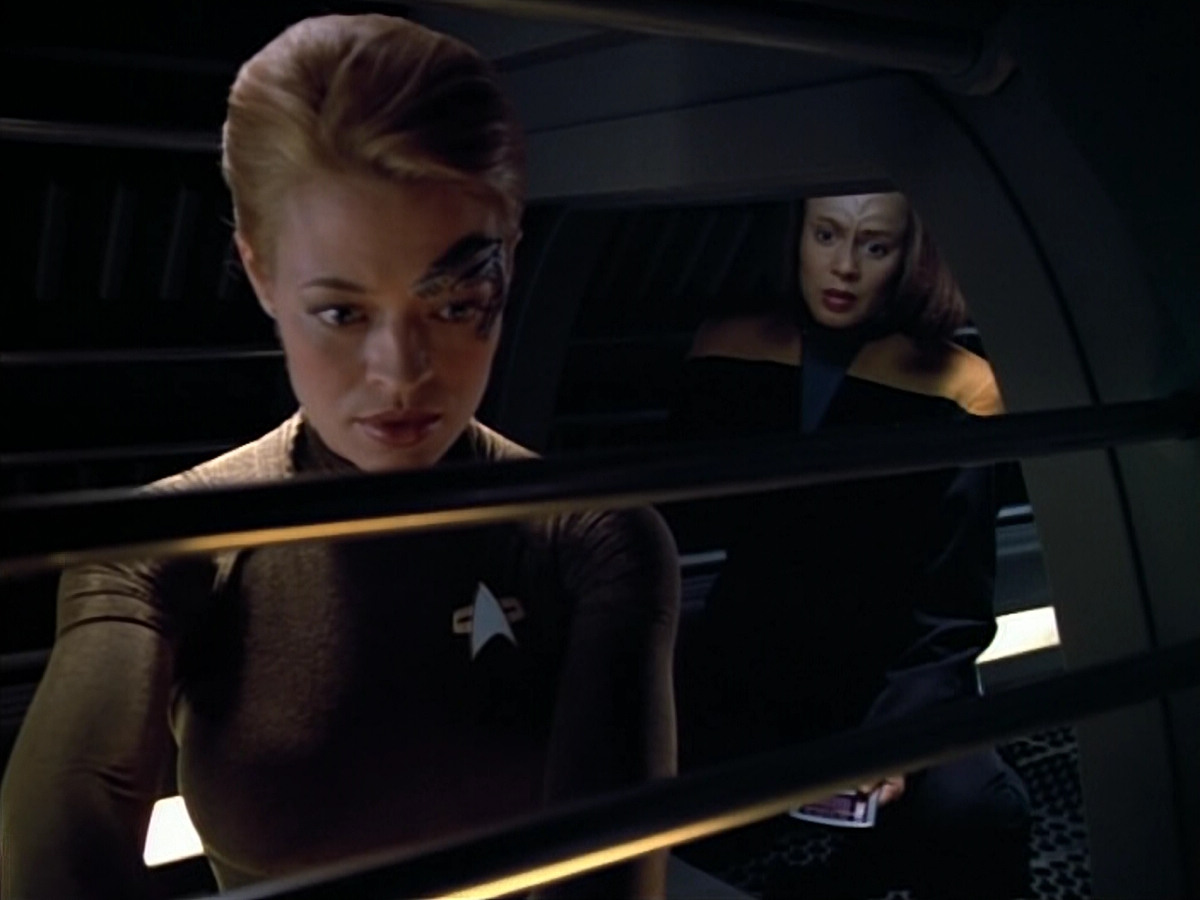 extant_StarTrek_VOY_4x07-ScientificMethod_00041.jpg