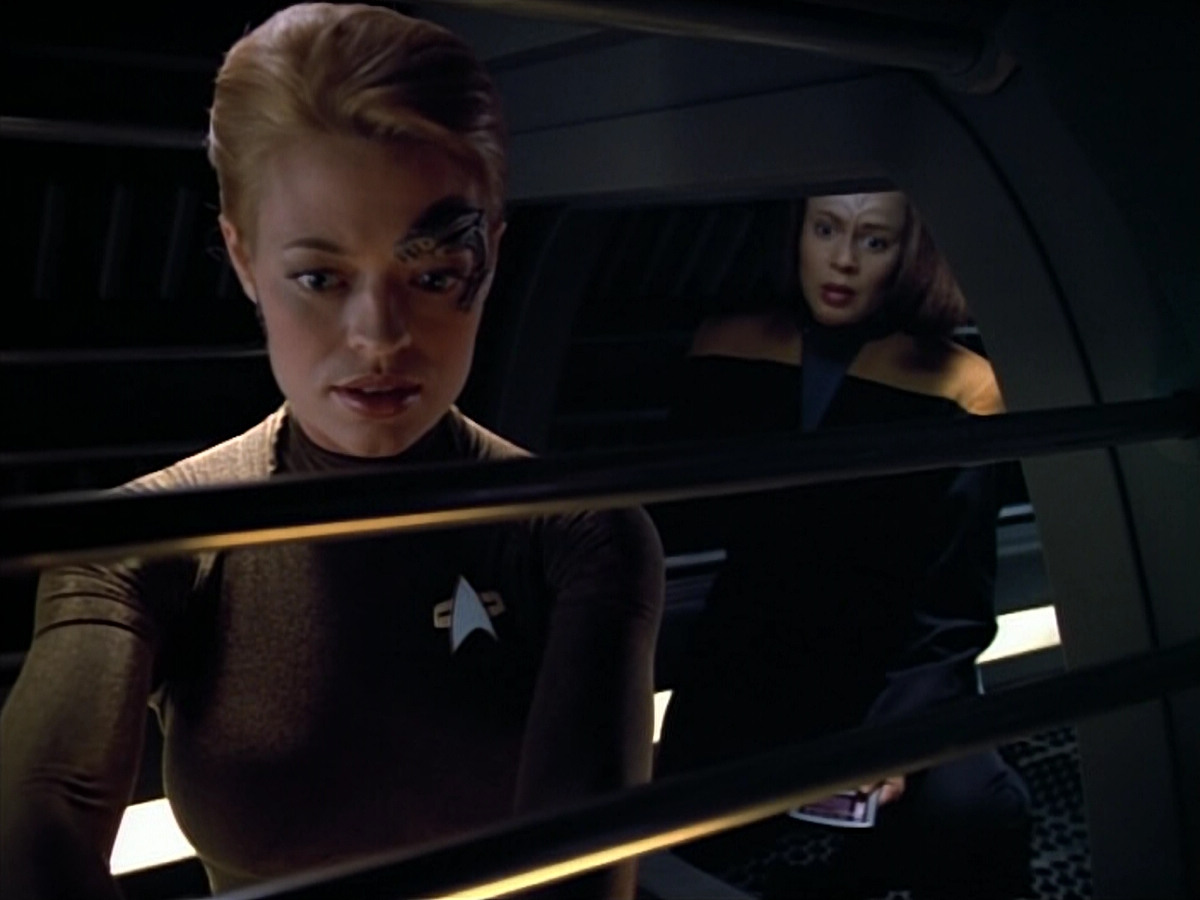 extant_StarTrek_VOY_4x07-ScientificMethod_00045.jpg