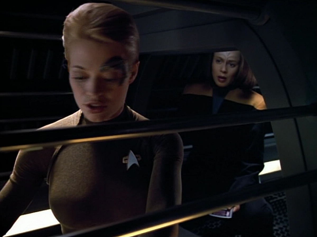 extant_StarTrek_VOY_4x07-ScientificMethod_00054.jpg