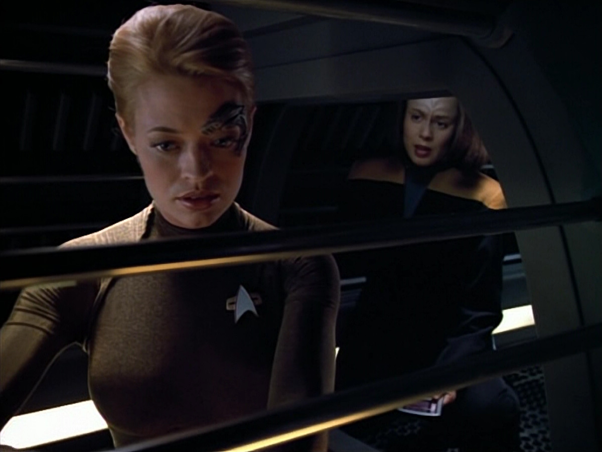 extant_StarTrek_VOY_4x07-ScientificMethod_00056.jpg