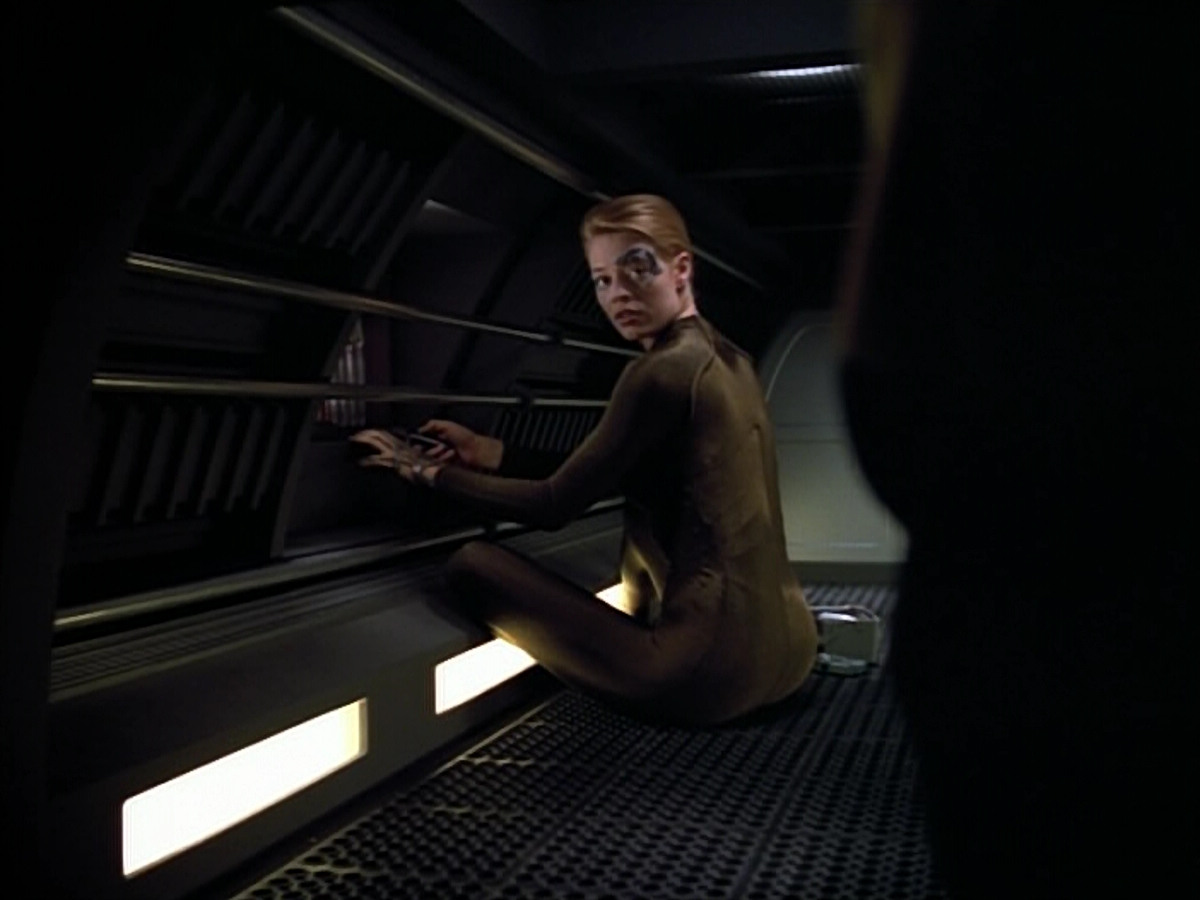 extant_StarTrek_VOY_4x07-ScientificMethod_00067.jpg