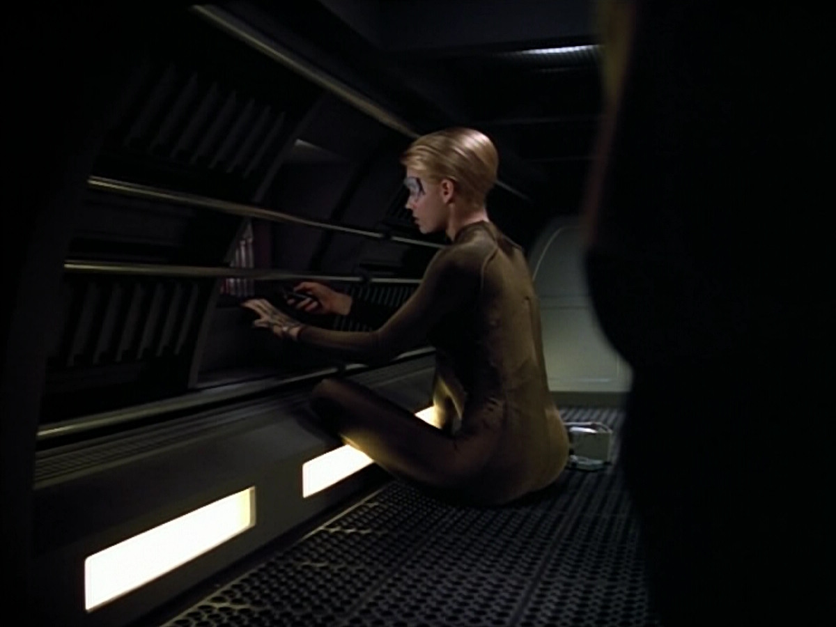 extant_StarTrek_VOY_4x07-ScientificMethod_00074.jpg