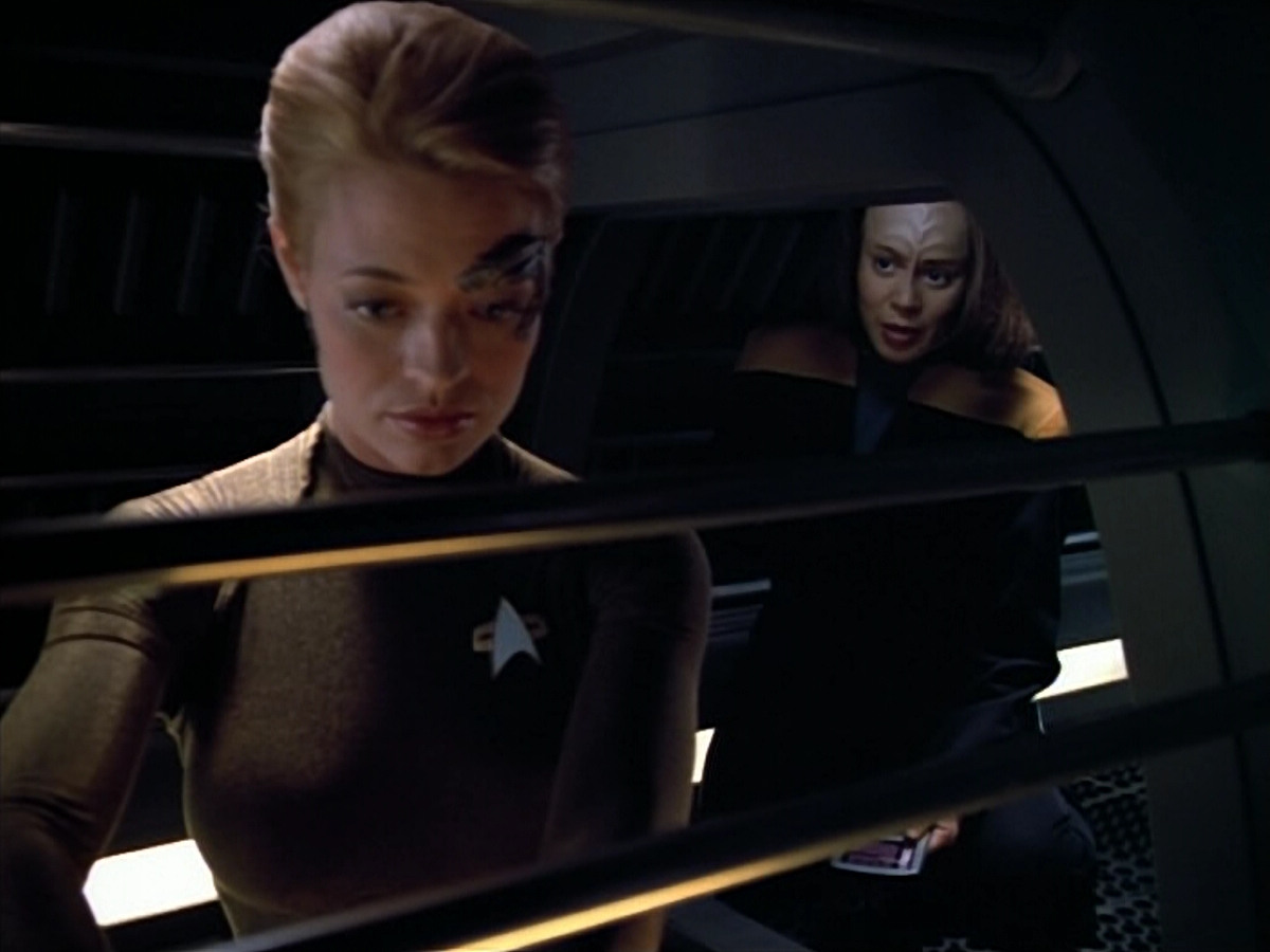 extant_StarTrek_VOY_4x07-ScientificMethod_00077.jpg
