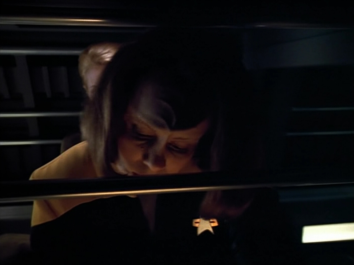 extant_StarTrek_VOY_4x07-ScientificMethod_00125.jpg
