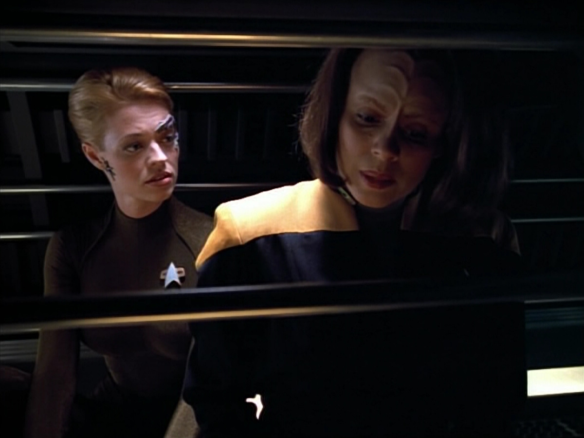 extant_StarTrek_VOY_4x07-ScientificMethod_00165.jpg