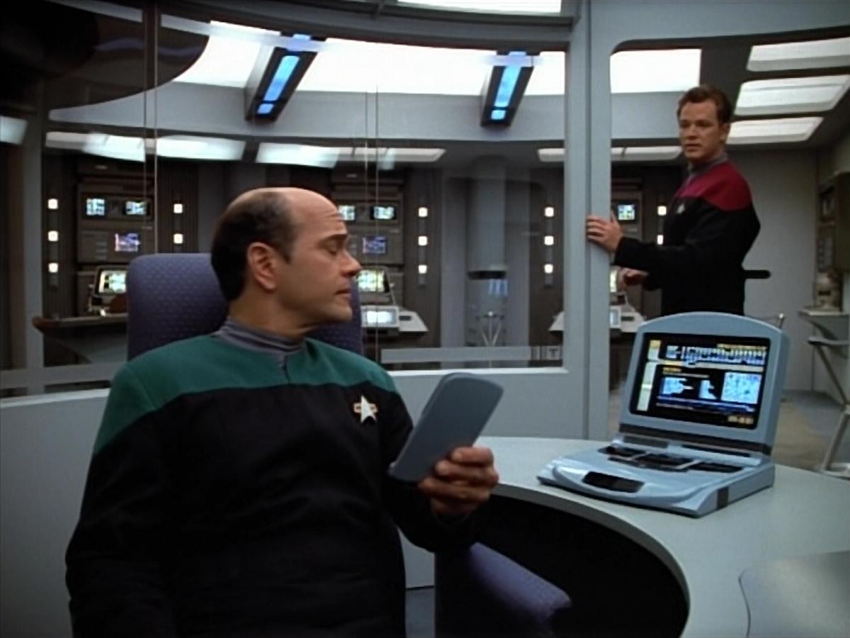 extant_StarTrek_VOY_4x07-ScientificMethod_00209.jpg