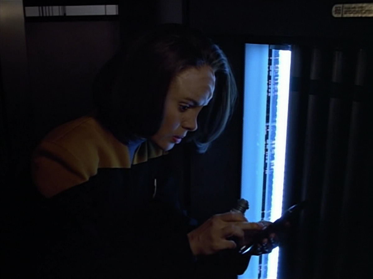 extant_StarTrek_VOY_4x07-ScientificMethod_00328.jpg