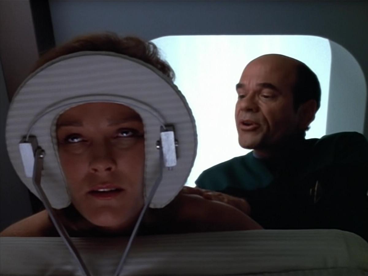extant_StarTrek_VOY_4x07-ScientificMethod_00614.jpg
