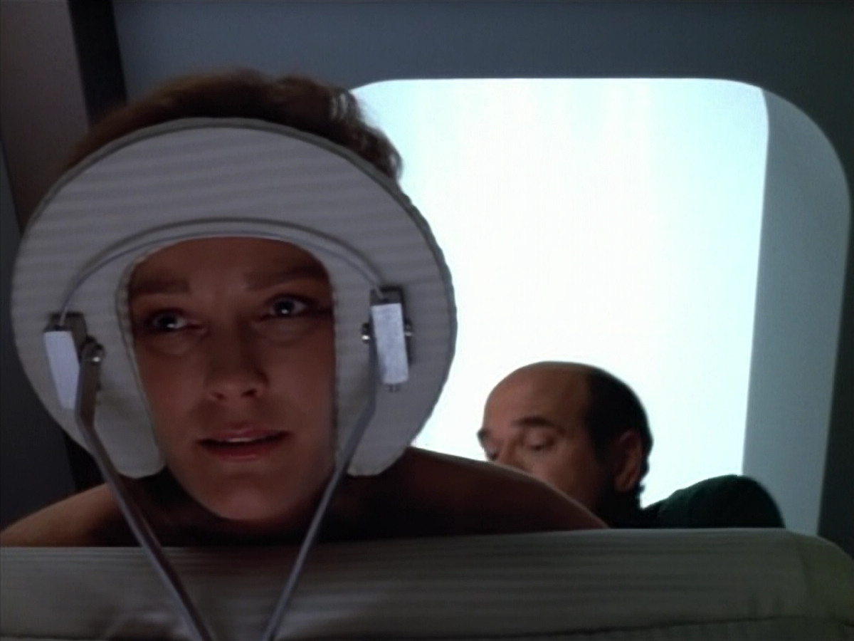 extant_StarTrek_VOY_4x07-ScientificMethod_00627.jpg