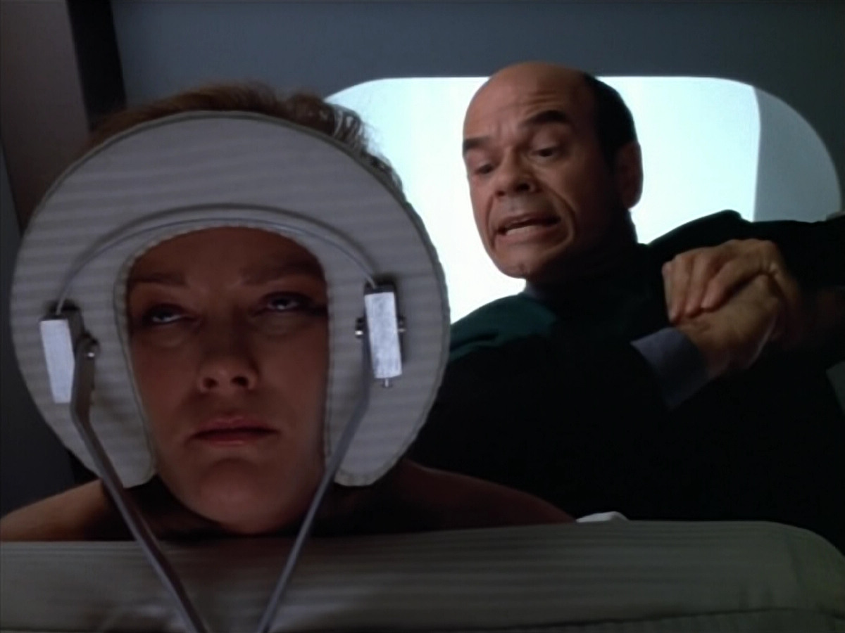 extant_StarTrek_VOY_4x07-ScientificMethod_00657.jpg