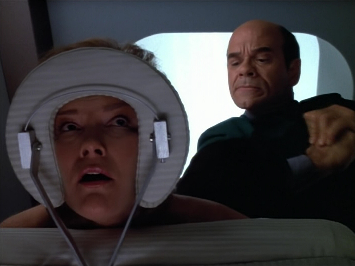 extant_StarTrek_VOY_4x07-ScientificMethod_00662.jpg