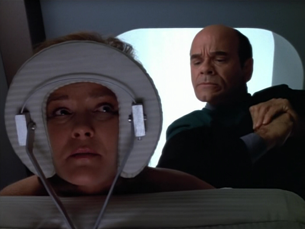 extant_StarTrek_VOY_4x07-ScientificMethod_00663.jpg