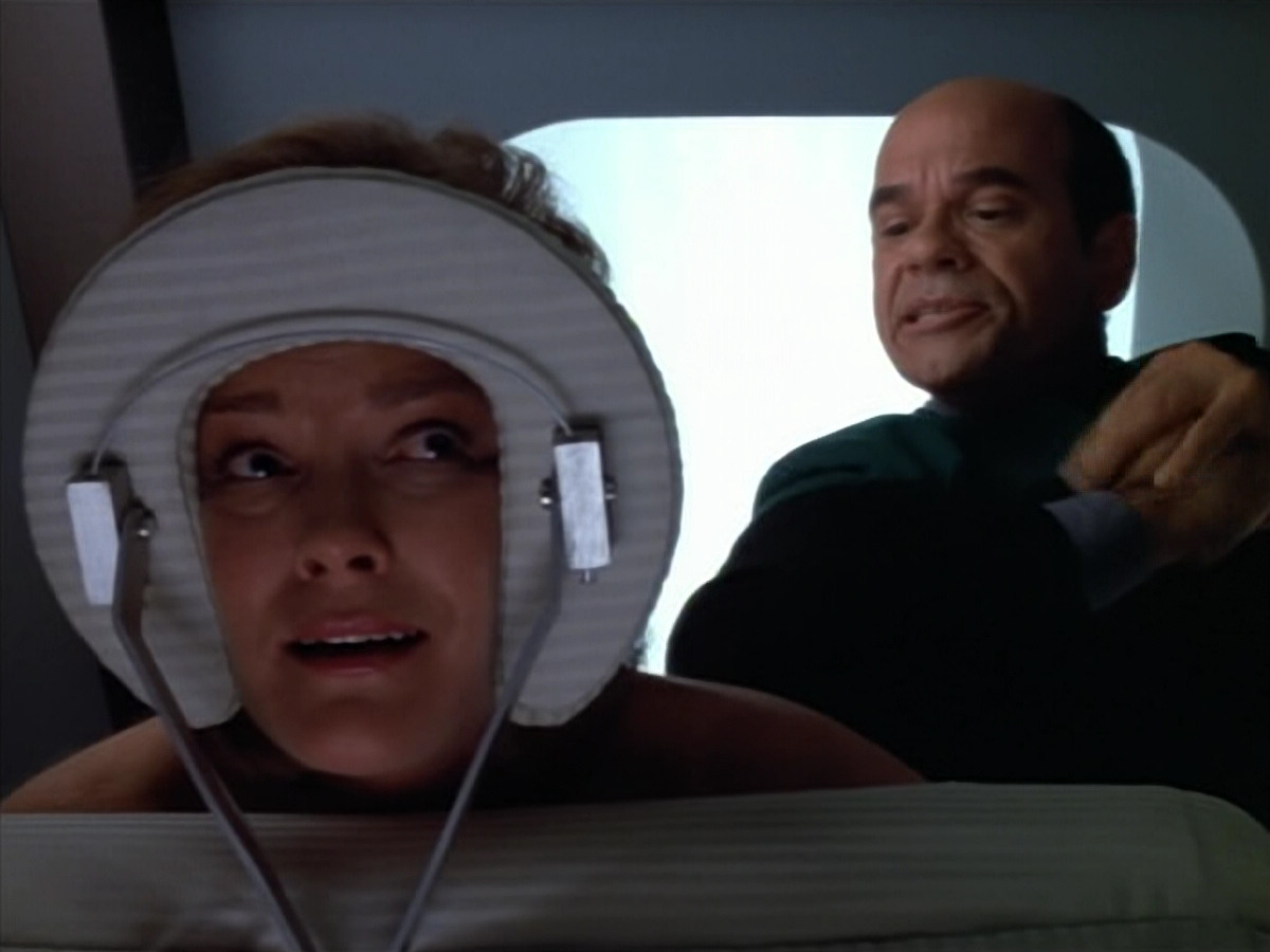 extant_StarTrek_VOY_4x07-ScientificMethod_00669.jpg