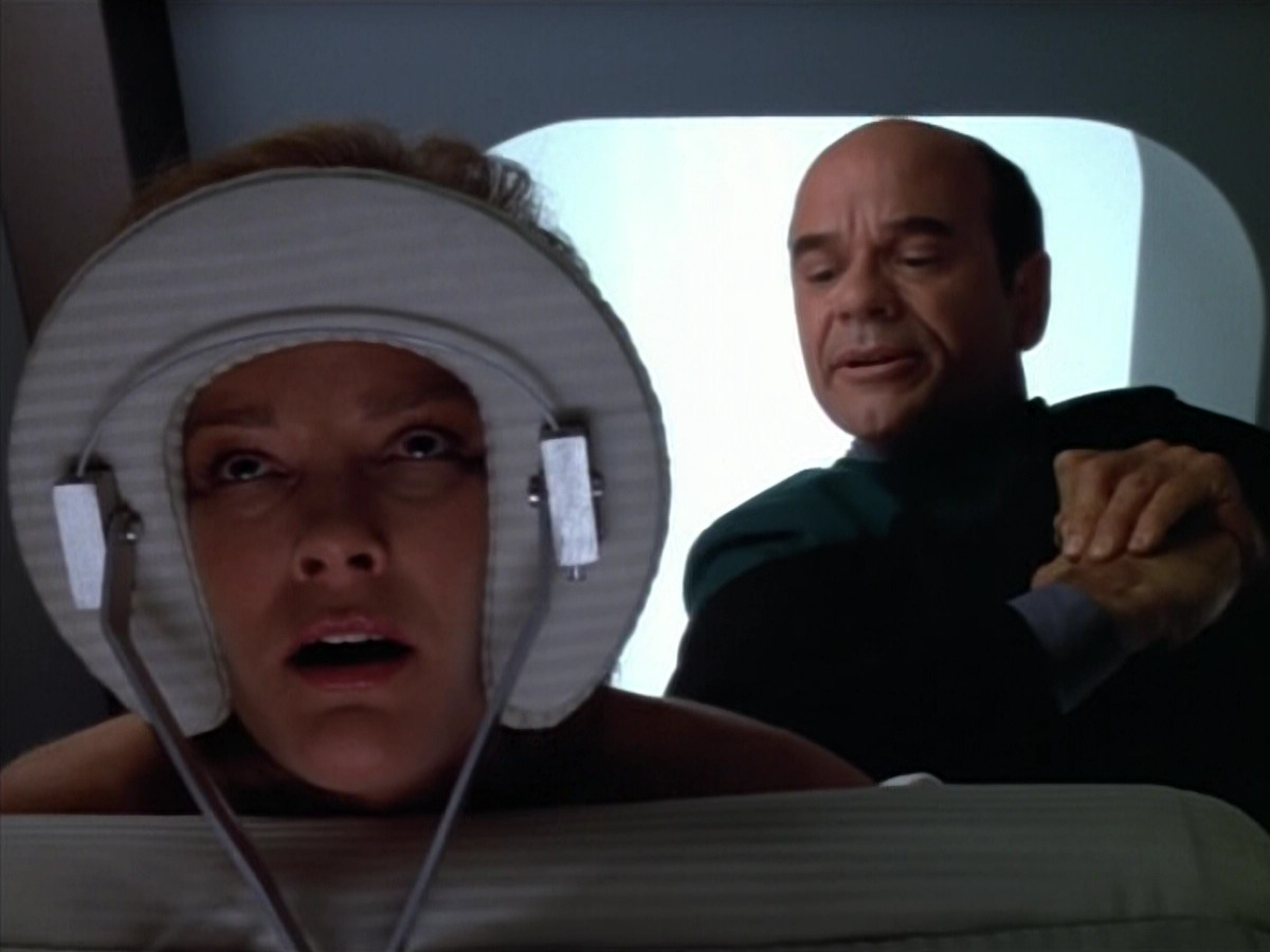extant_StarTrek_VOY_4x07-ScientificMethod_00676.jpg