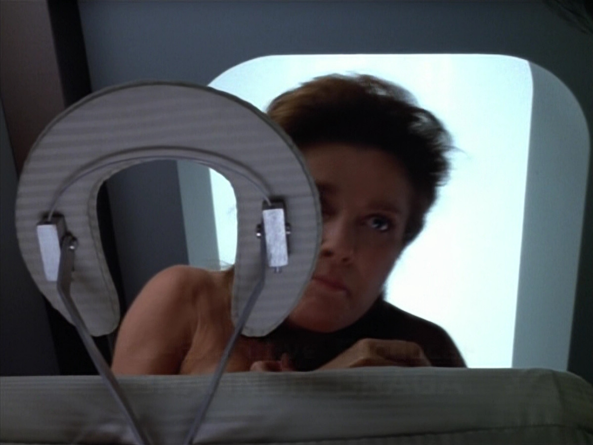 extant_StarTrek_VOY_4x07-ScientificMethod_00704.jpg