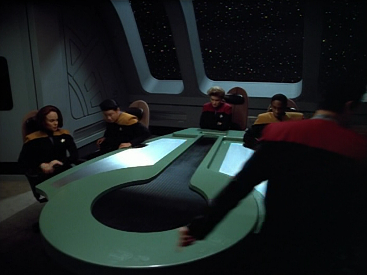 extant_StarTrek_VOY_4x07-ScientificMethod_01120.jpg