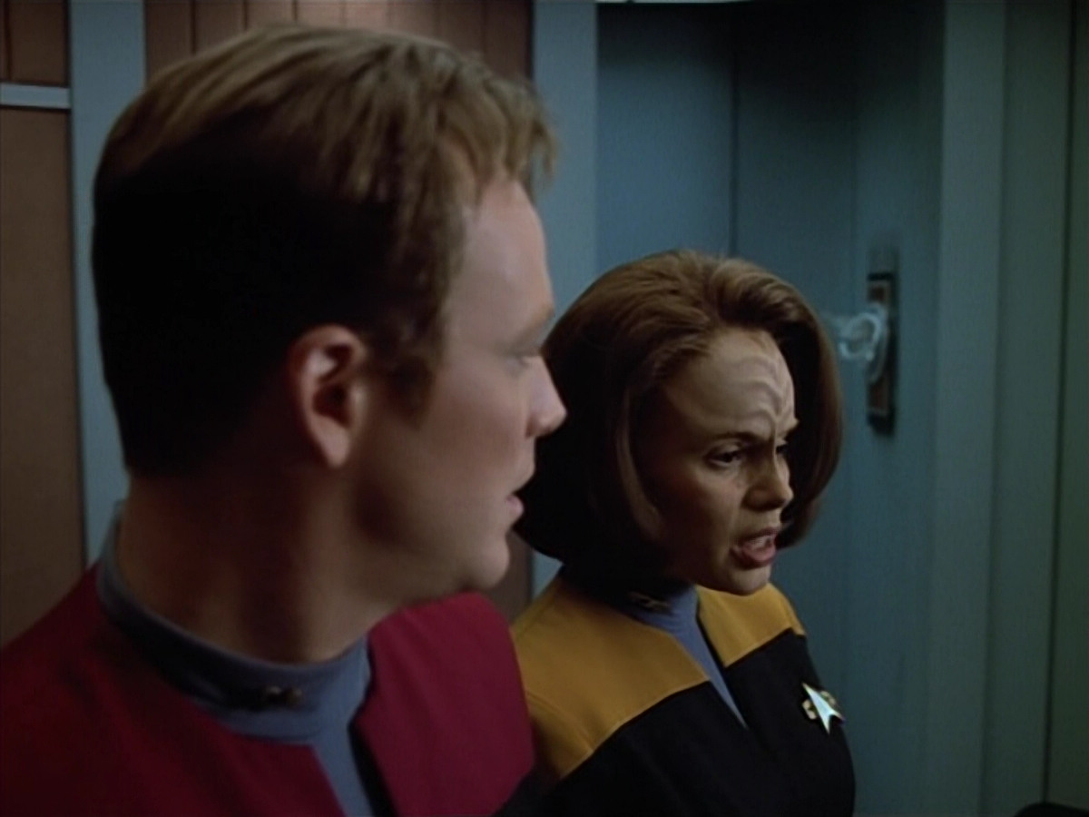 extant_StarTrek_VOY_4x07-ScientificMethod_01165.jpg