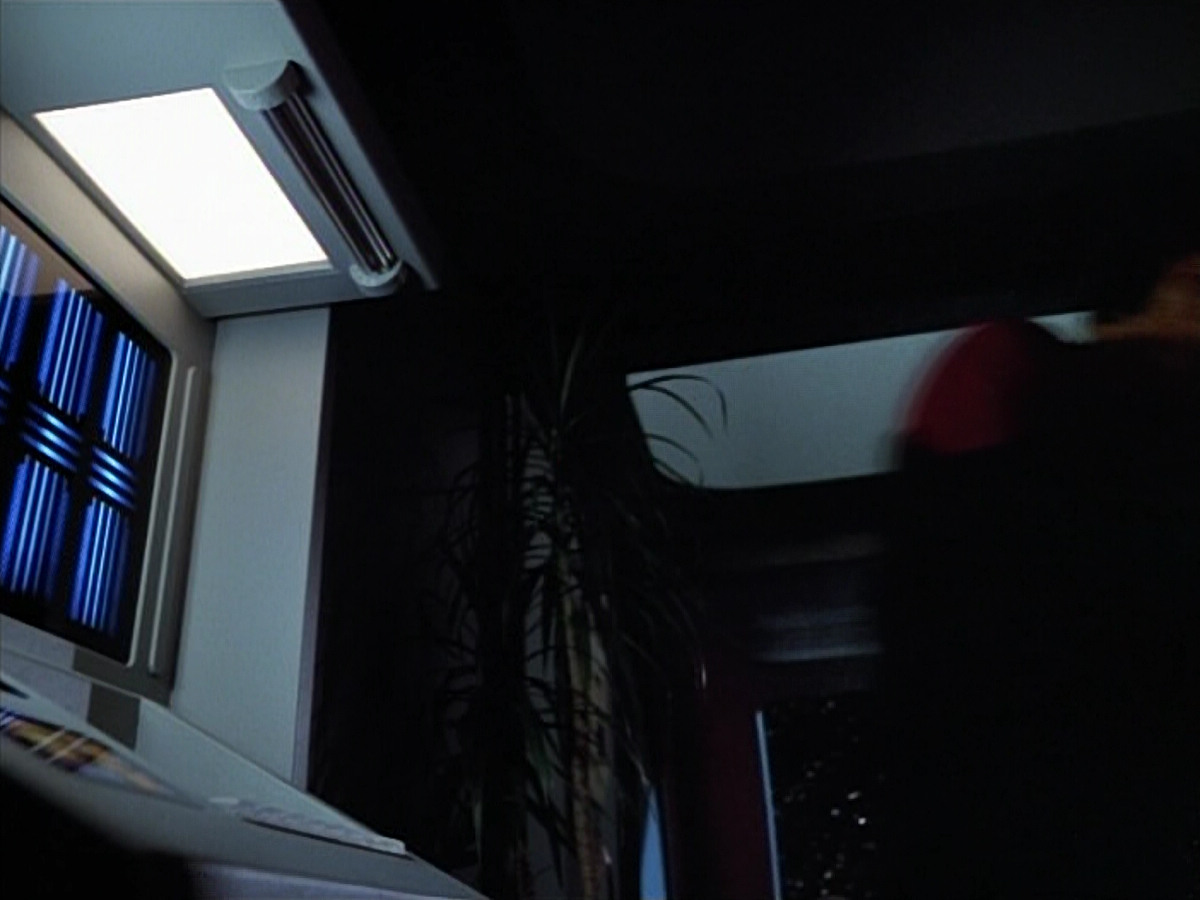 extant_StarTrek_VOY_4x07-ScientificMethod_01269.jpg
