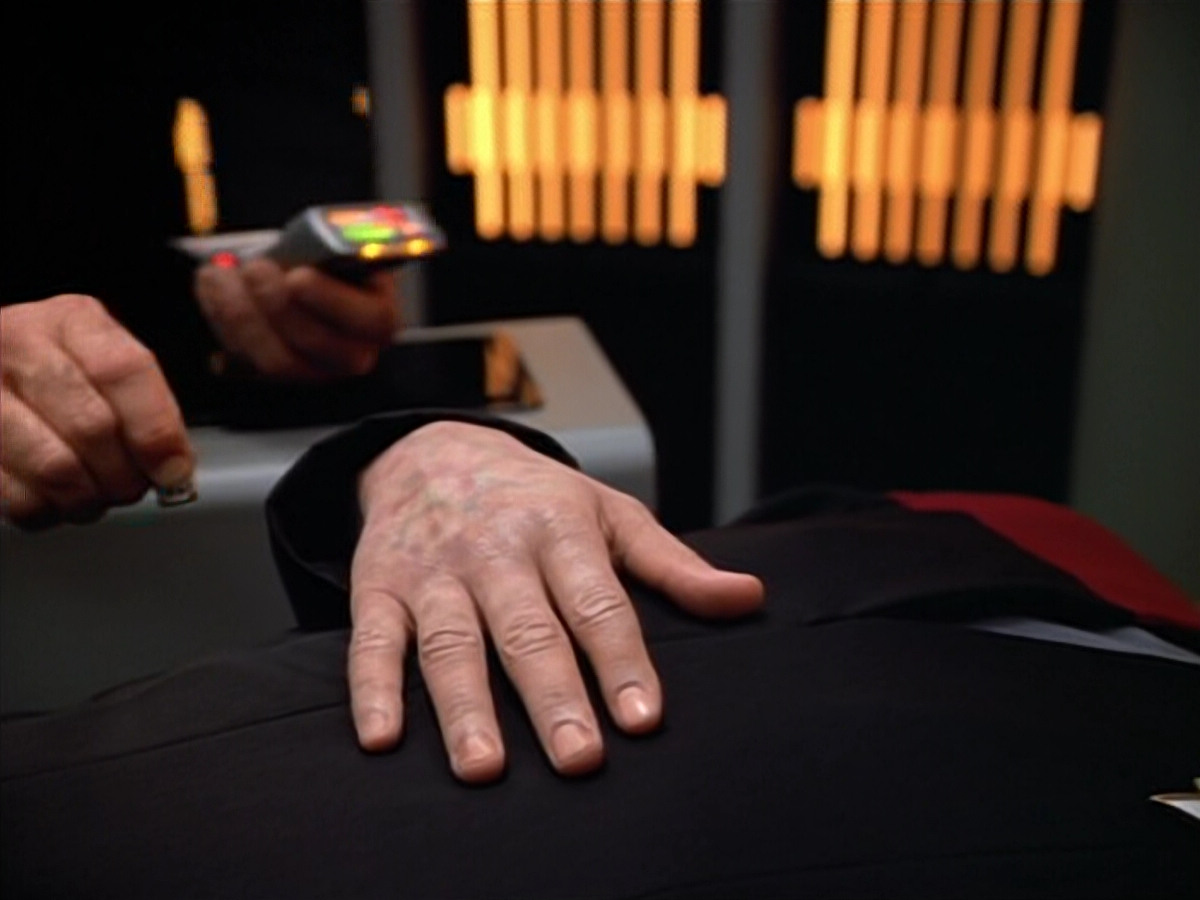 extant_StarTrek_VOY_4x07-ScientificMethod_01307.jpg