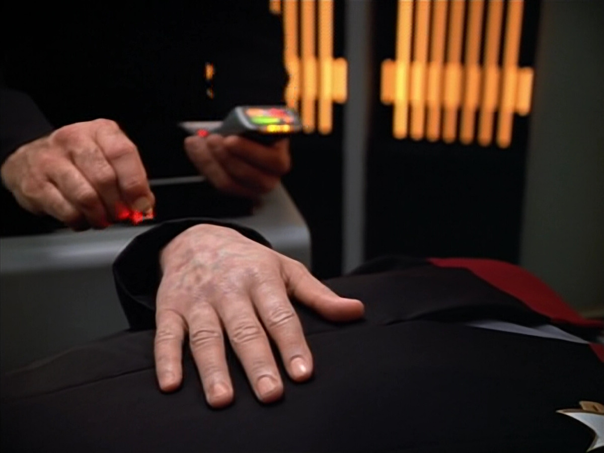 extant_StarTrek_VOY_4x07-ScientificMethod_01308.jpg