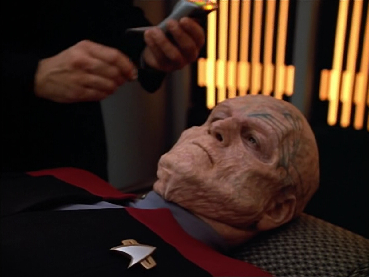 extant_StarTrek_VOY_4x07-ScientificMethod_01315.jpg