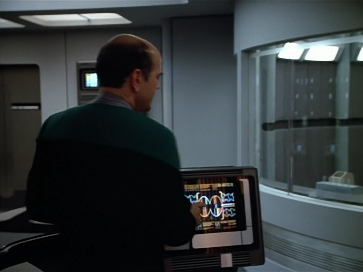 extant_StarTrek_VOY_4x07-ScientificMethod_01343.jpg