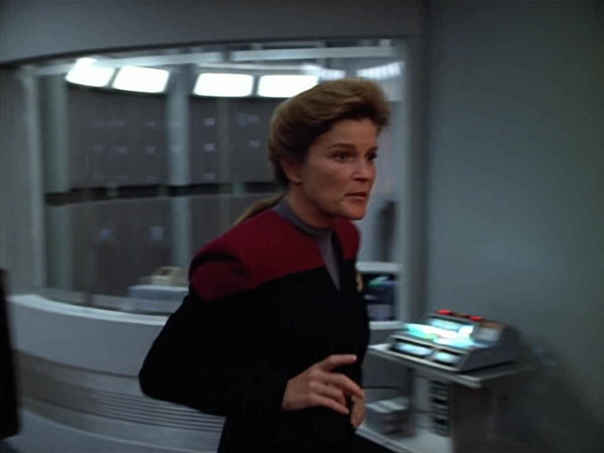 extant_StarTrek_VOY_4x07-ScientificMethod_01365.jpg